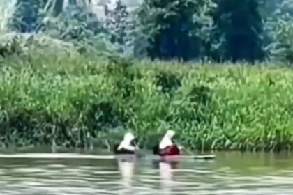 Anak-anak sekolah menyeberangi sungai dengan perahu kayu di Tanjung Selor Kaltara