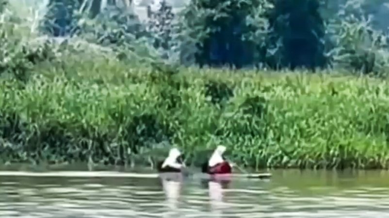 Anak-anak sekolah menyeberangi sungai dengan perahu kayu di Tanjung Selor Kaltara